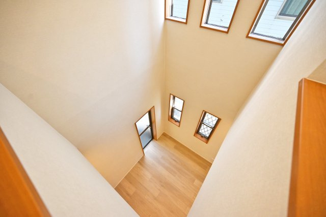 西宮市日野町中古戸建│3LDK+駐車1台可（制限有）のその他|2階吹き抜けからリビングを見た写真です。リビングから2階の様子を伺うことができるため、お子様が大きくなってからも家族間の交流がしやすくて安心ですね。