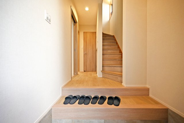 西宮市日野町中古戸建│3LDK+駐車1台可（制限有）の玄関|玄関が広く、大勢の来客があっても安心。また段差があるため、ご年配の方が座って靴を履くことができます。