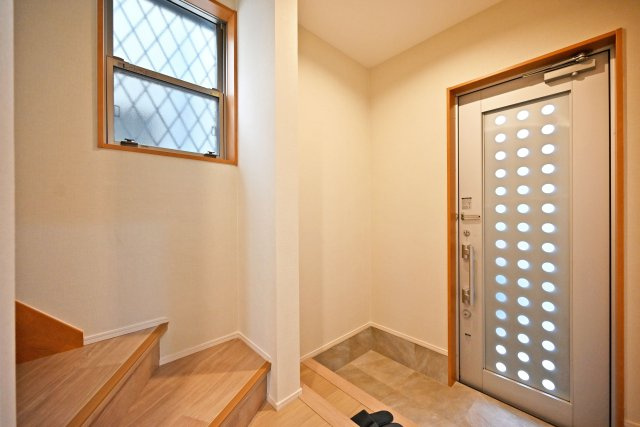 西宮市日野町中古戸建│3LDK+駐車1台可（制限有）の玄関|木の温かみを感じられる玄関です。白を基調とした美しい玄関はゲストの第一印象◎シンプルで美しいデザインのため、お好きなシューズボックスを置いて自分の色を出すことができます。