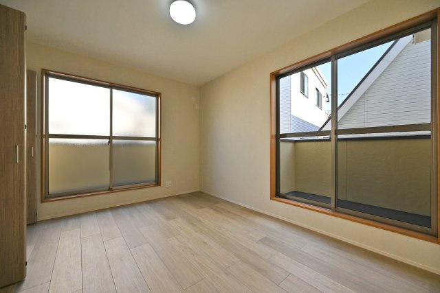 西宮市日野町中古戸建│3LDK+駐車1台可（制限有）の洋室|全室2面採光で明るい居室を実現。こちらは6帖の洋室です。2面ともにバルコニーが付いているため、ガーデニングやリラックススペースとしてもお使いいただけます。