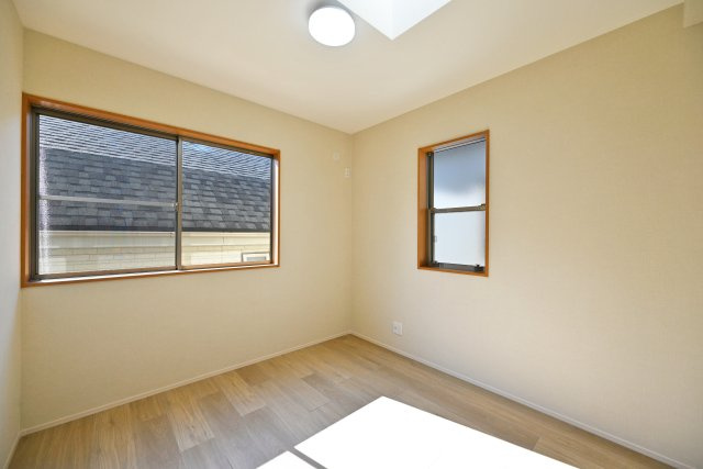 西宮市日野町中古戸建│3LDK+駐車1台可（制限有）の洋室|4.5帖の洋室です。2階南向きのため日当たり通風良好。子供部屋としても、趣味の部屋としてもお使いいただけます。