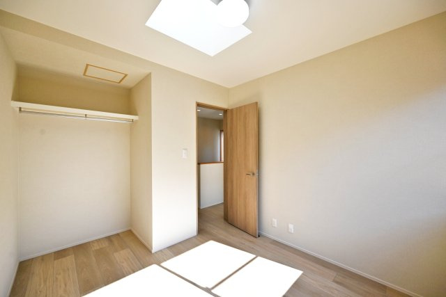 西宮市日野町中古戸建│3LDK+駐車1台可（制限有）の洋室|全居室収納があり、お子様の学用品をたくさん保管できます。教科書等を捨てるのが忍びないタイプの方も安心ですね。