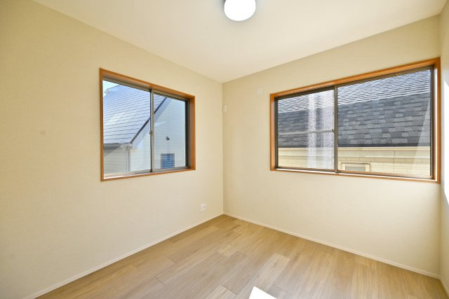 西宮市日野町中古戸建│3LDK+駐車1台可（制限有）の洋室|4.5帖の洋室は左右対称の同じ間取りです。シンプルな形をしているため、家具の配置がしやすく、お好みの家具を自由に配置することができます。