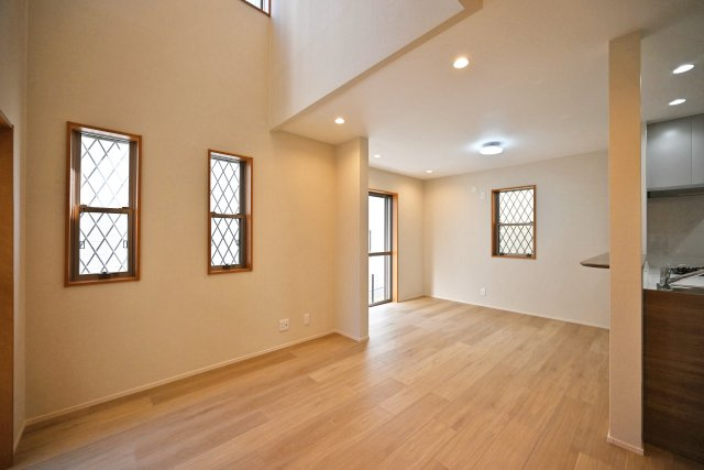 西宮市日野町中古戸建│3LDK+駐車1台可（制限有）の居間・リビング|15帖のリビングです。吹抜があり開放感のあるリビングは、家族が自然と集まる空間となっております。