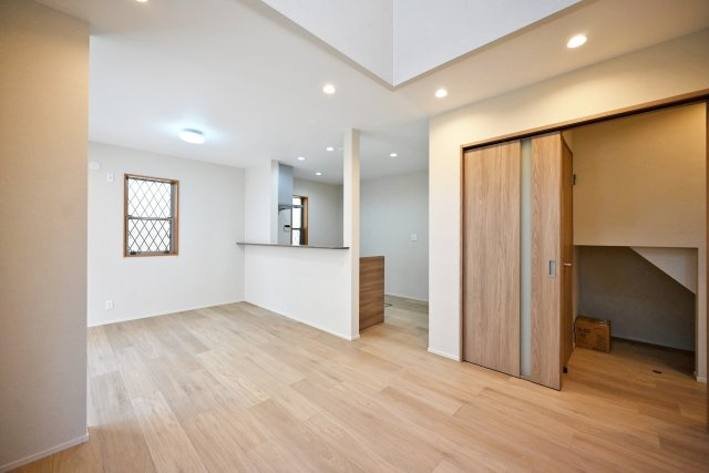 西宮市日野町中古戸建│3LDK+駐車1台可（制限有）の居間・リビング|白い壁紙と優しい木のコントラストが美しく、どんな家具を置いても馴染みます。