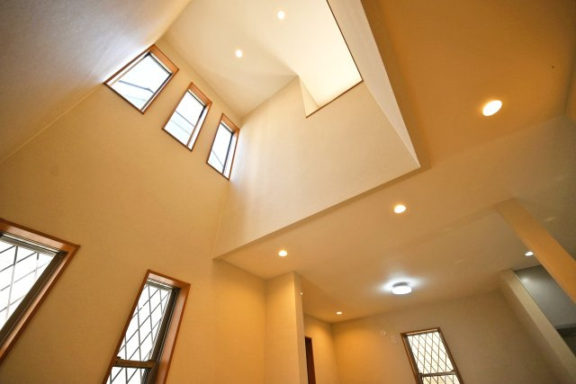 西宮市日野町中古戸建│3LDK+駐車1台可（制限有）の居間・リビング|吹抜の上に窓があります。効率的に自然光を取り入れることができ、明るいリビングを実現。