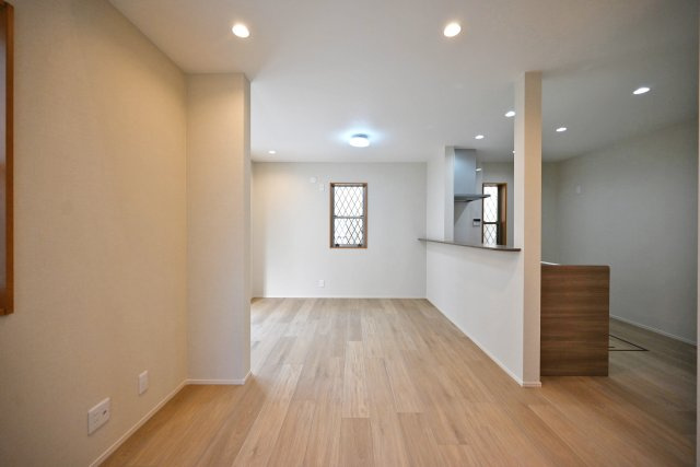 西宮市日野町中古戸建│3LDK+駐車1台可（制限有）の居間・リビング|対面式キッチンのため、小さなお子様も安心。家族との会話が増える空間です。