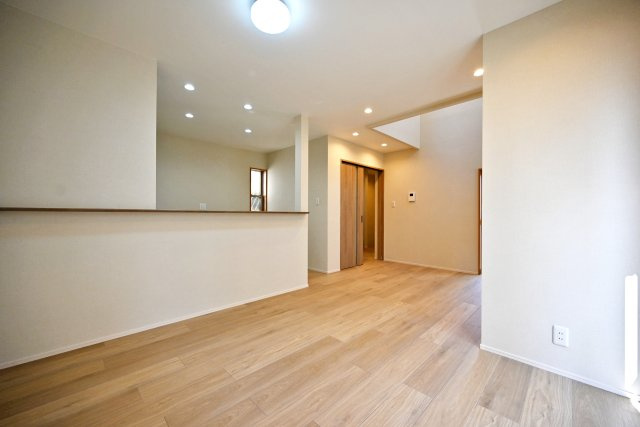 西宮市日野町中古戸建│3LDK+駐車1台可（制限有）の居間・リビング|リビングからキッチンを見た写真です。シンプルなデザインのため、飾り付けが楽しくなりそうですね。