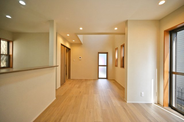 西宮市日野町中古戸建│3LDK+駐車1台可（制限有）の居間・リビング|すっきりとして温かみのあるリビングは15帖。ダイニングテーブルとソファを置いても余裕のある広さです。