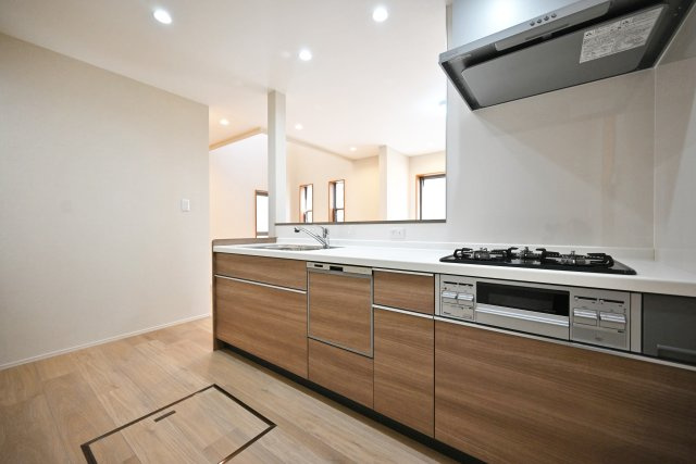 西宮市日野町中古戸建│3LDK+駐車1台可（制限有）のキッチン|新品のキッチンは食器洗い乾燥機付き。ご家族が多くても家事の負担が少なく済みます。