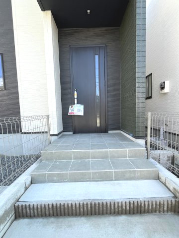 【玄関】 | 大野城市乙金東1丁目2期・3期　1号棟（全3棟）【仲介手数料無料・0円】 | 施工例。施工例は完成時と異なる場合があります。