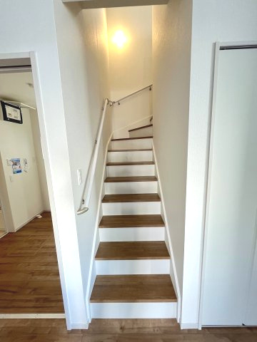 【内装】 | 大野城市乙金東1丁目2期・3期　1号棟（全3棟）【仲介手数料無料・0円】 | 現地写真。2階へ上がる階段です。手摺もついて安全ですね。
