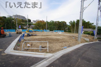 【外観】 | 8区画　令和7年10月29日　南西の角地　敷地内電柱