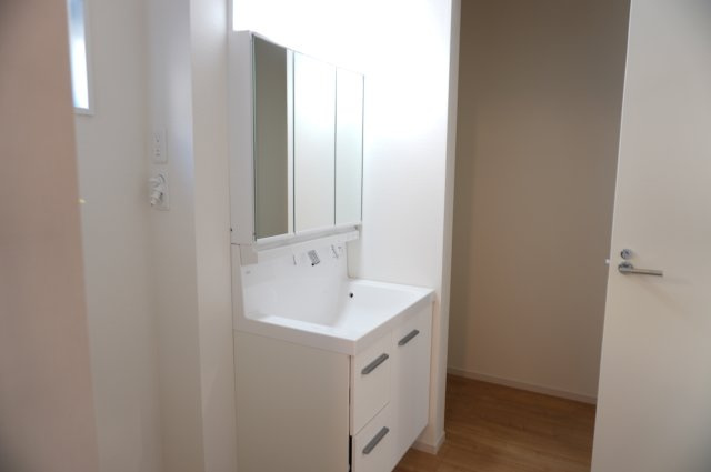 越谷市瓦曽根1丁目 新築分譲住宅の独立洗面台