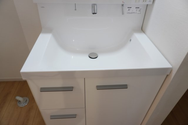 越谷市瓦曽根1丁目 新築分譲住宅の独立洗面台