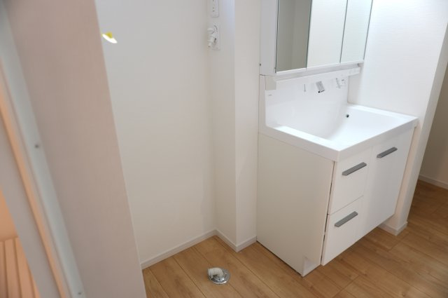 越谷市瓦曽根1丁目 新築分譲住宅の独立洗面台