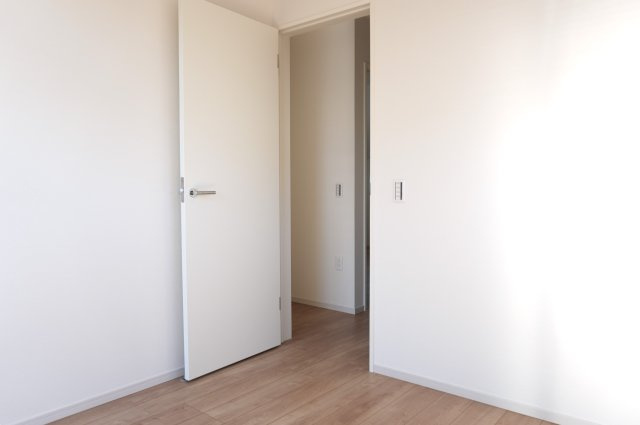 越谷市瓦曽根1丁目 新築分譲住宅の洋室