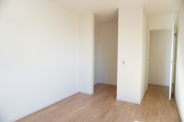 越谷市瓦曽根1丁目 新築分譲住宅の洋室