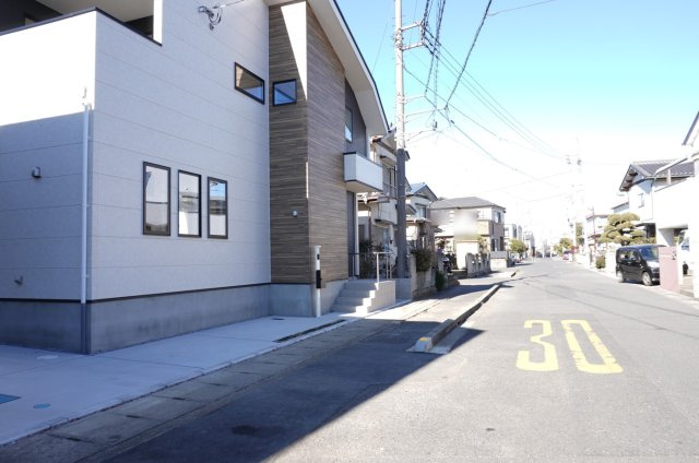 越谷市瓦曽根1丁目 新築分譲住宅の前面道路含む現地写真