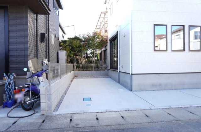 越谷市瓦曽根1丁目 新築分譲住宅の駐車場