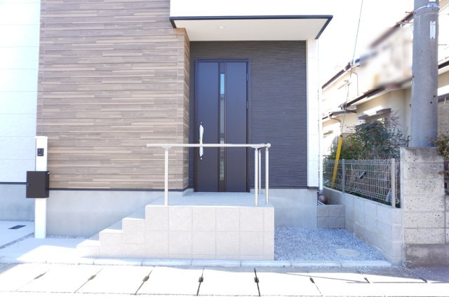 越谷市瓦曽根1丁目 新築分譲住宅の玄関