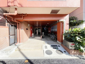 【エントランス】 | マンションの正面エントランス。出入りする人間を癒してくれるマンション入り口であり、その建物の「顔」でもあります。～即日のご見学可能～　お問合せはお気軽にどうぞ。
