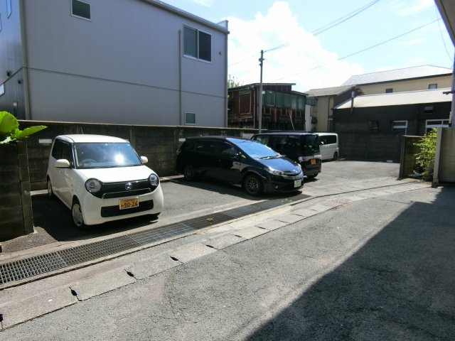 第17上野ビルの駐車場