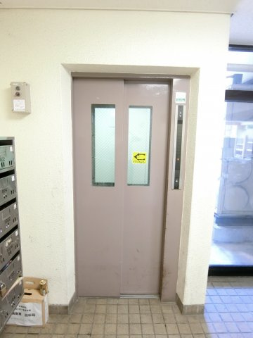 第17上野ビルのエントランス