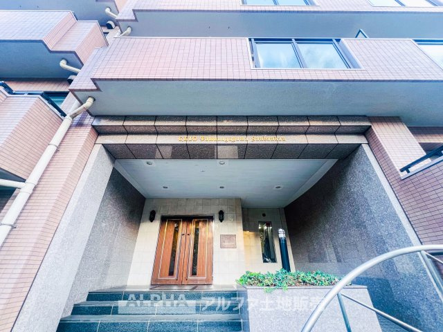 クリオ多摩永山参番館のエントランス|【Entrance】
◆エントランス◆管理の行き届いた綺麗なエントランスは、扉を開けると温もりと幸せと楽しさいっぱいの我が家に帰ってきたんだなと落ち着く瞬間。