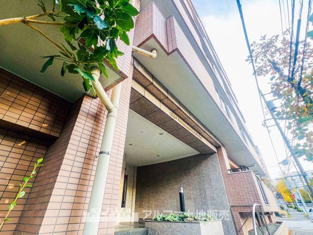 クリオ多摩永山参番館の外観|【House of the Sun】
◆明るい家◆太陽の温かな光がお家全体を照らす。そこには目を輝かせ笑顔で見つめてくれる君がいて、「ただいま」の言葉がこだまする。そんな君の瞳に恋している。