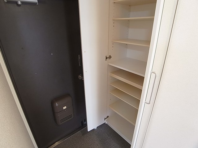 サンメゾン大開の玄関|玄関には鏡付きの靴箱も有ります