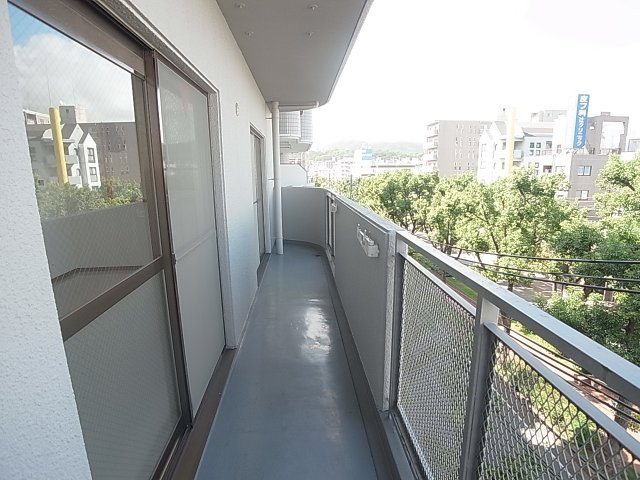 サンメゾン大開のバルコニー|日当たりの良い明るいバルコニー