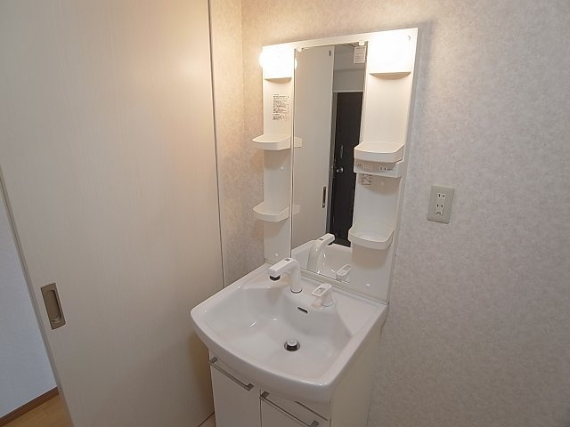 サンメゾン大開の洗面所|シャワー付きの綺麗な洗面台