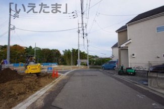 【前面道路含む現地写真】 | 【仲介手数料無料！！】稲城市若葉台1丁目　建築条件付き売地（全9区画）3区画　3980万円 | 南側公道　