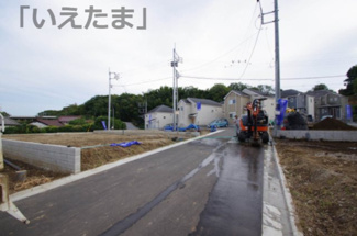 【前面道路含む現地写真】 | 【仲介手数料無料！！】稲城市若葉台1丁目　建築条件付き売地（全9区画）3区画　3980万円 | 開発道路　幅員5m