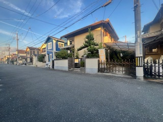 売土地　大東市南楠の里町（建築条件不明更地渡し）の前面道路含む現地写真