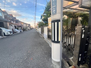 売土地　大東市南楠の里町（建築条件不明更地渡し）の前面道路含む現地写真