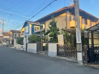 売土地　大東市南楠の里町（建築条件不明更地渡し）の前面道路含む現地写真