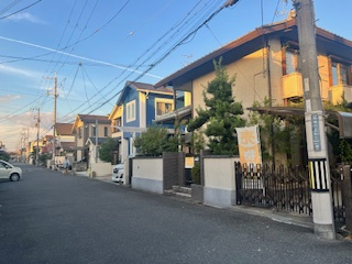 売土地　大東市南楠の里町（建築条件不明更地渡し）の前面道路含む現地写真