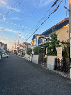 売土地　大東市南楠の里町（建築条件不明更地渡し）の前面道路含む現地写真