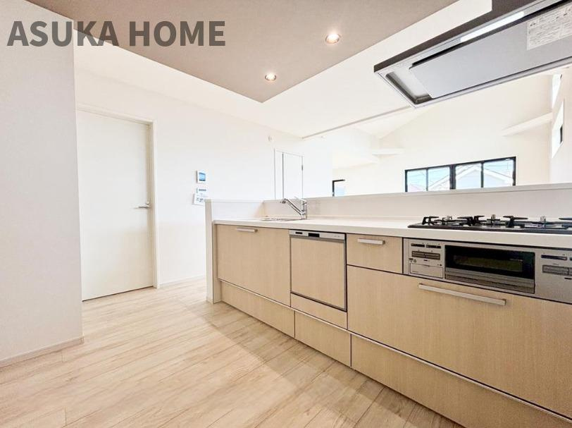 長津田駅から11分！直ぐにご見学できます！【完成済】のキッチン|ウッド調のシステムキッチン！レンジフードも吸引力が強いタイプを採用！お料理時の油の匂いも吸引！