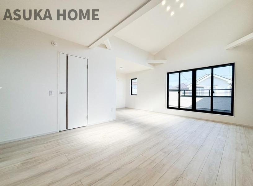 長津田駅から11分！直ぐにご見学できます！【完成済】の居間・リビング|階段に前に扉が？！エアコン効率も上げる効果があります！リビングに大型エアコンを着けなくても安心！