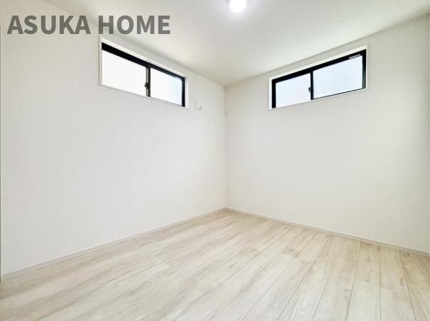 長津田駅から11分！直ぐにご見学できます！【完成済】の洋室|家具の配置の干渉を受けないよう窓に配慮がされた考えられたお部屋です。家の設計力が見えてきますね。