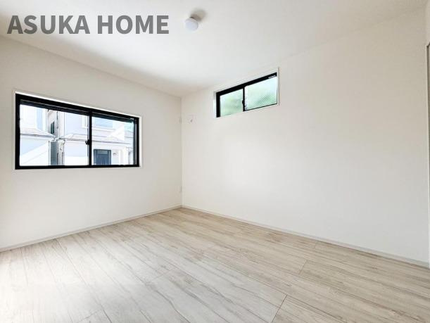 長津田駅から11分！直ぐにご見学できます！【完成済】の洋室|白い壁！床！やっぱり新築に住みたい！と思わされる清潔感のある室内です。ご連絡お待ちしております。