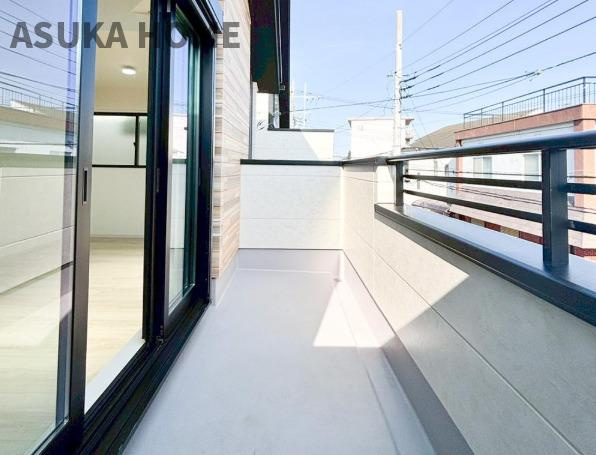 長津田駅から11分！直ぐにご見学できます！【完成済】のバルコニー|リビングとつながるワイドバルコニー明るさと眺望も合わせてついてきます♪