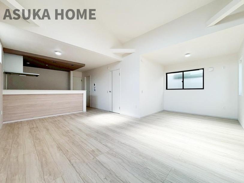 長津田駅から11分！直ぐにご見学できます！【完成済】の居間・リビング|20帖以上のリビング！大型家具も自由における広さがあります。