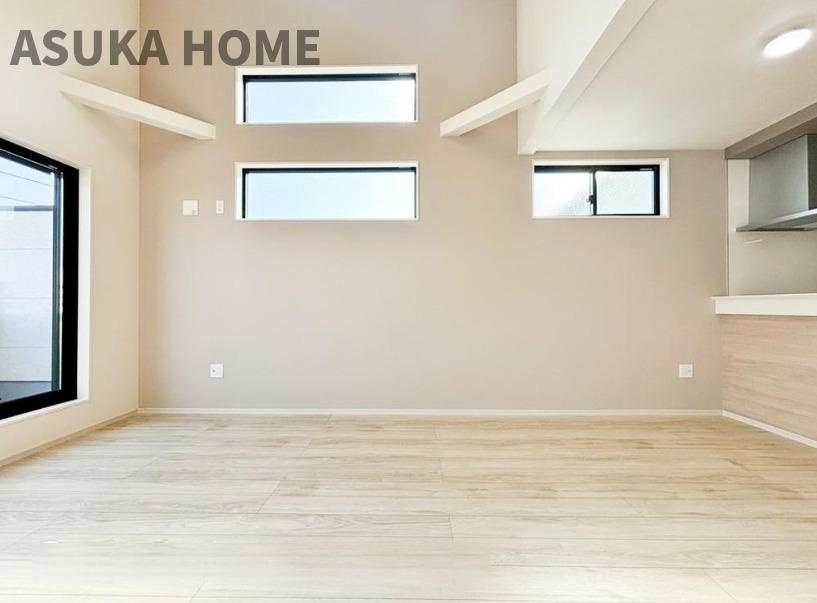 長津田駅から11分！直ぐにご見学できます！【完成済】の居間・リビング|吹き抜けから差し込む陽の明かりは一日リビングを明るくします。