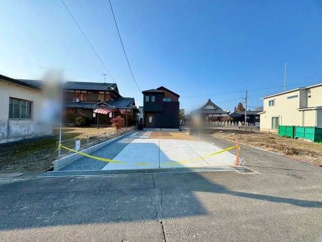 野洲市吉地　新築戸建ての前面道路含む現地写真