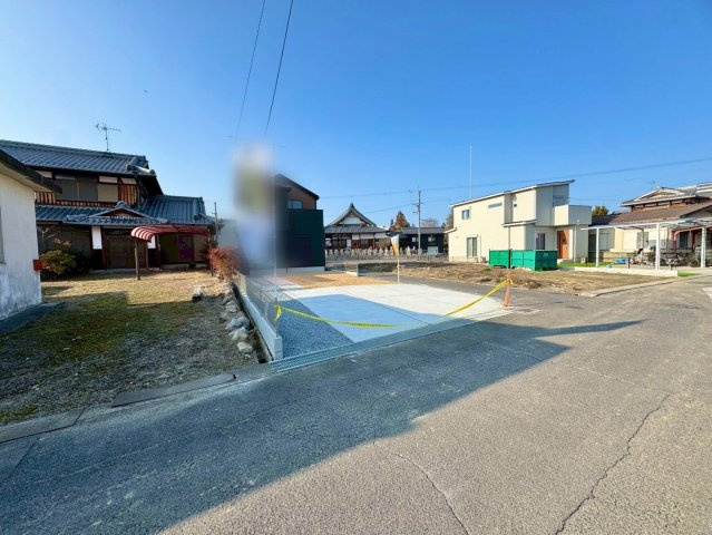 野洲市吉地　新築戸建ての前面道路含む現地写真