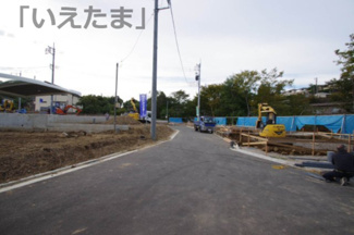 【前面道路含む現地写真】 | 【仲介手数料無料！！】稲城市若葉台1丁目　建築条件付き売地（全9区画）8区画　4480万円 | 開発道路　幅員5m
